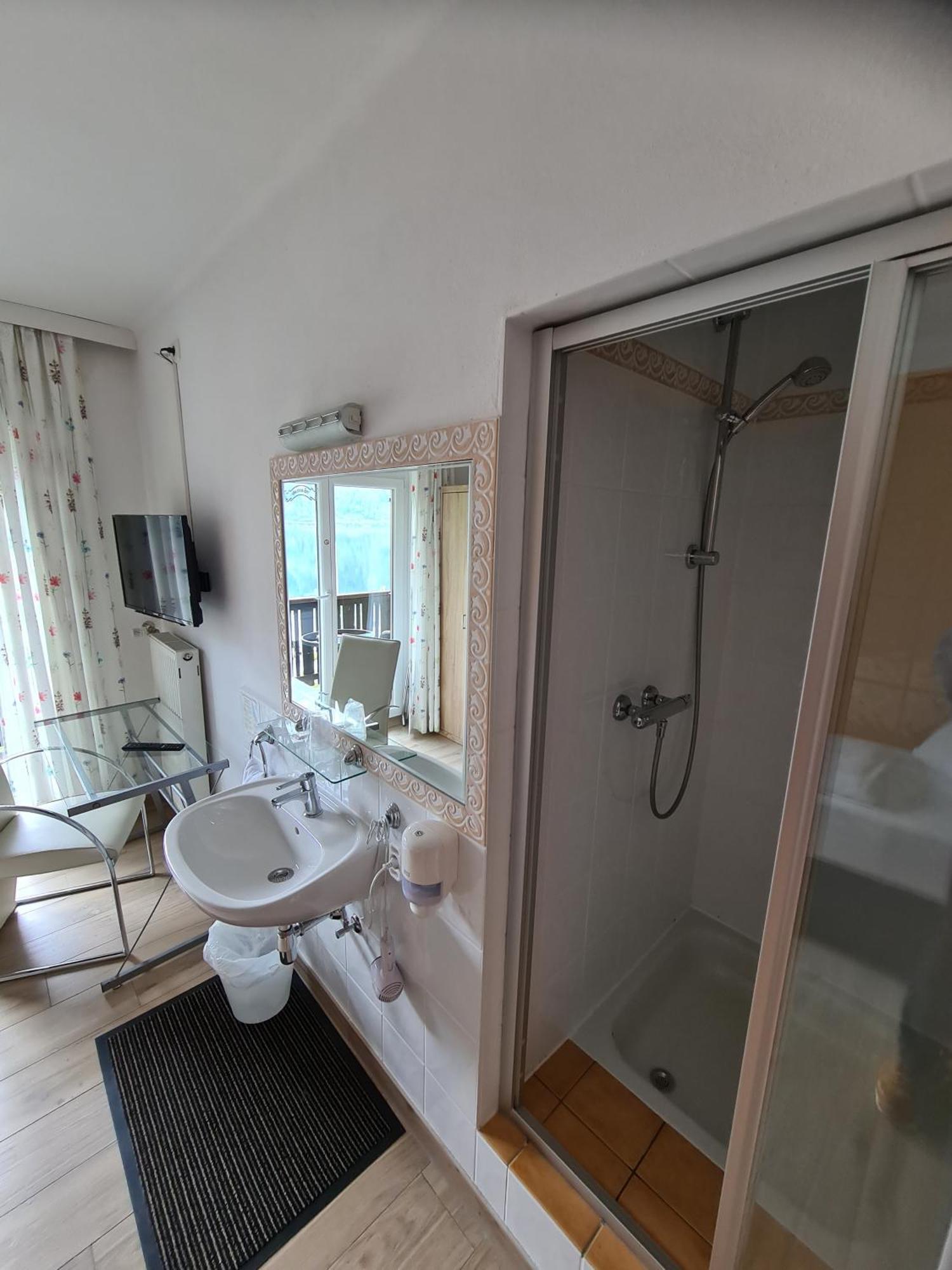 Hallstatt Self Check In Bed & Breakfast *